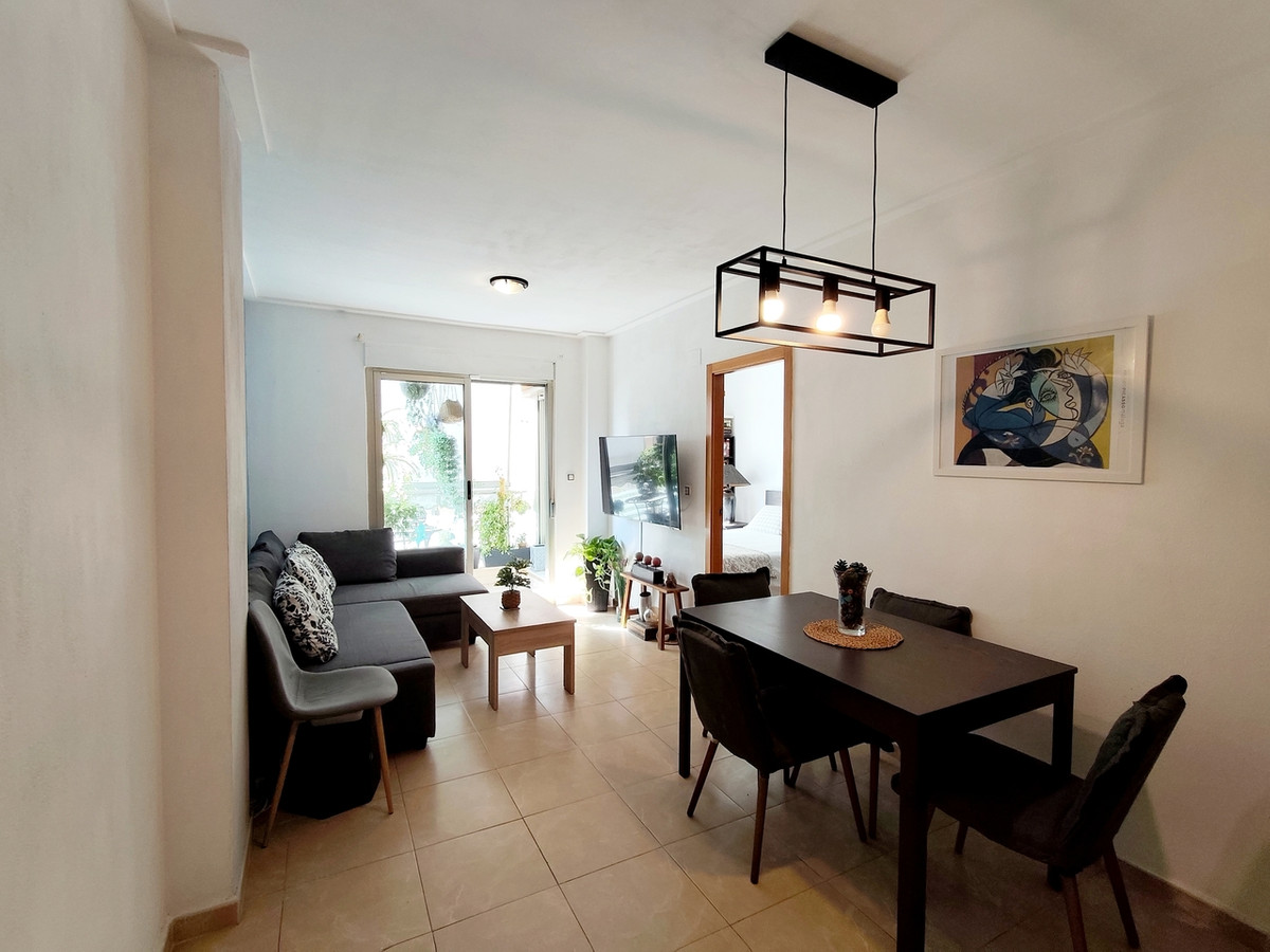 For sale - 3 Bedroom 2 Bathroom Apartment - Middle Floor Apartment in Torrevieja - Torrevieja Centro  - Alicante