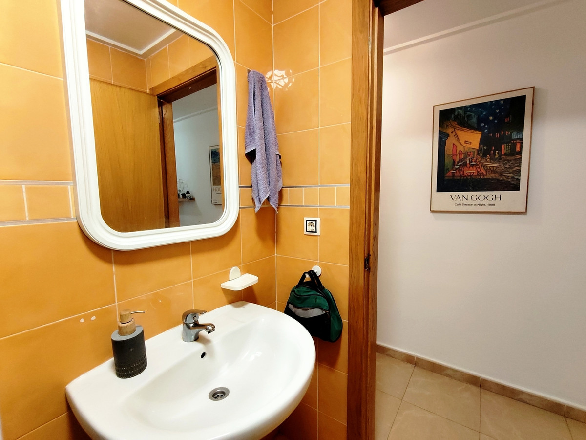 For sale - 3 Bedroom 2 Bathroom Apartment - Middle Floor Apartment in Torrevieja - Torrevieja Centro  - Alicante