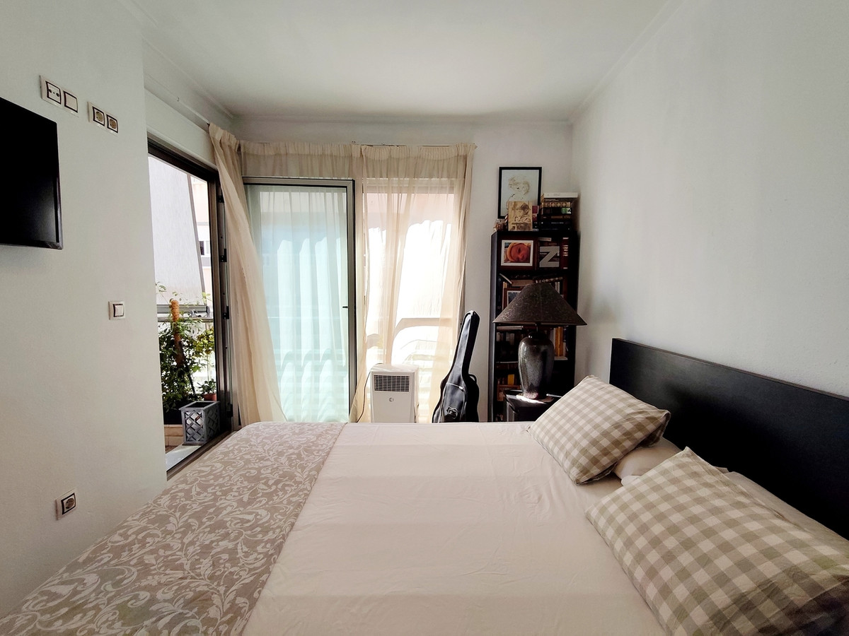 For sale - 3 Bedroom 2 Bathroom Apartment - Middle Floor Apartment in Torrevieja - Torrevieja Centro  - Alicante