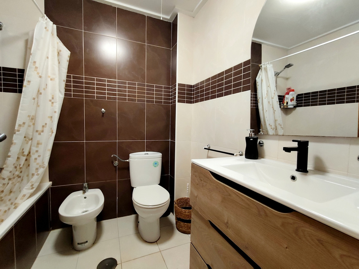For sale - 3 Bedroom 2 Bathroom Apartment - Middle Floor Apartment in Torrevieja - Torrevieja Centro  - Alicante