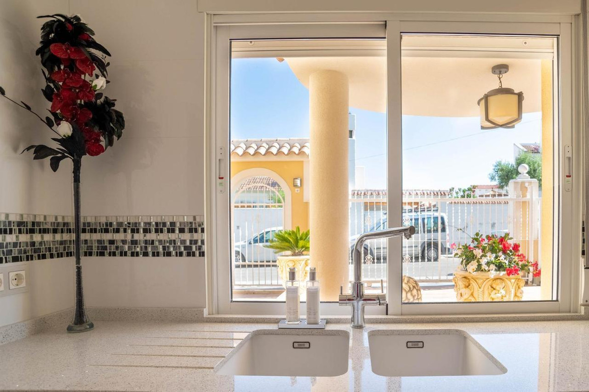For sale - 4 Bedroom 3 Bathroom House - Detached Villa in San Miguel de Salinas - San Miguel de Salinas Centro  - Alicante