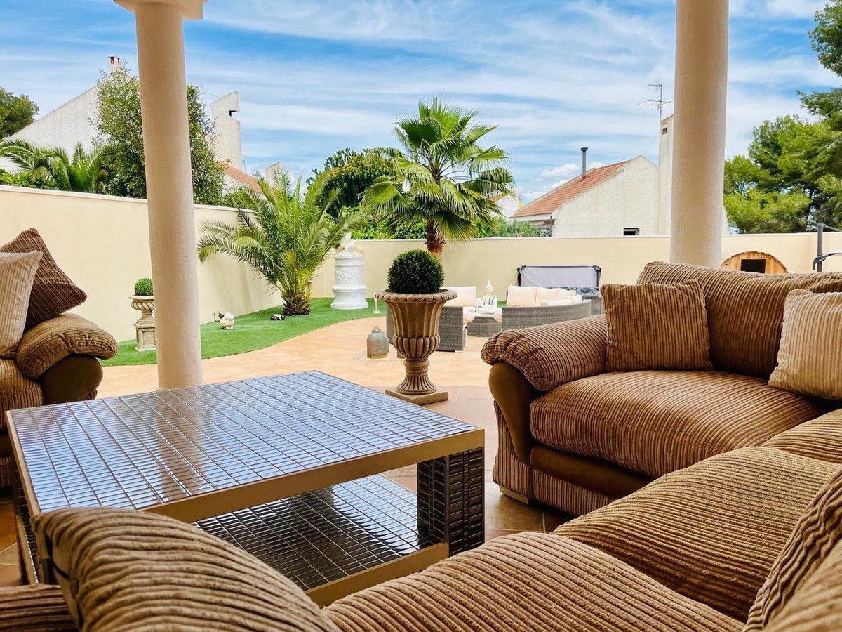 For sale - 4 Bedroom 3 Bathroom House - Detached Villa in San Miguel de Salinas - San Miguel de Salinas Centro  - Alicante