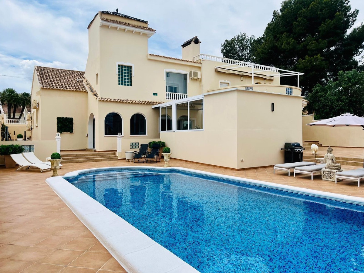 For sale - 4 Bedroom 3 Bathroom House - Detached Villa in San Miguel de Salinas - San Miguel de Salinas Centro  - Alicante