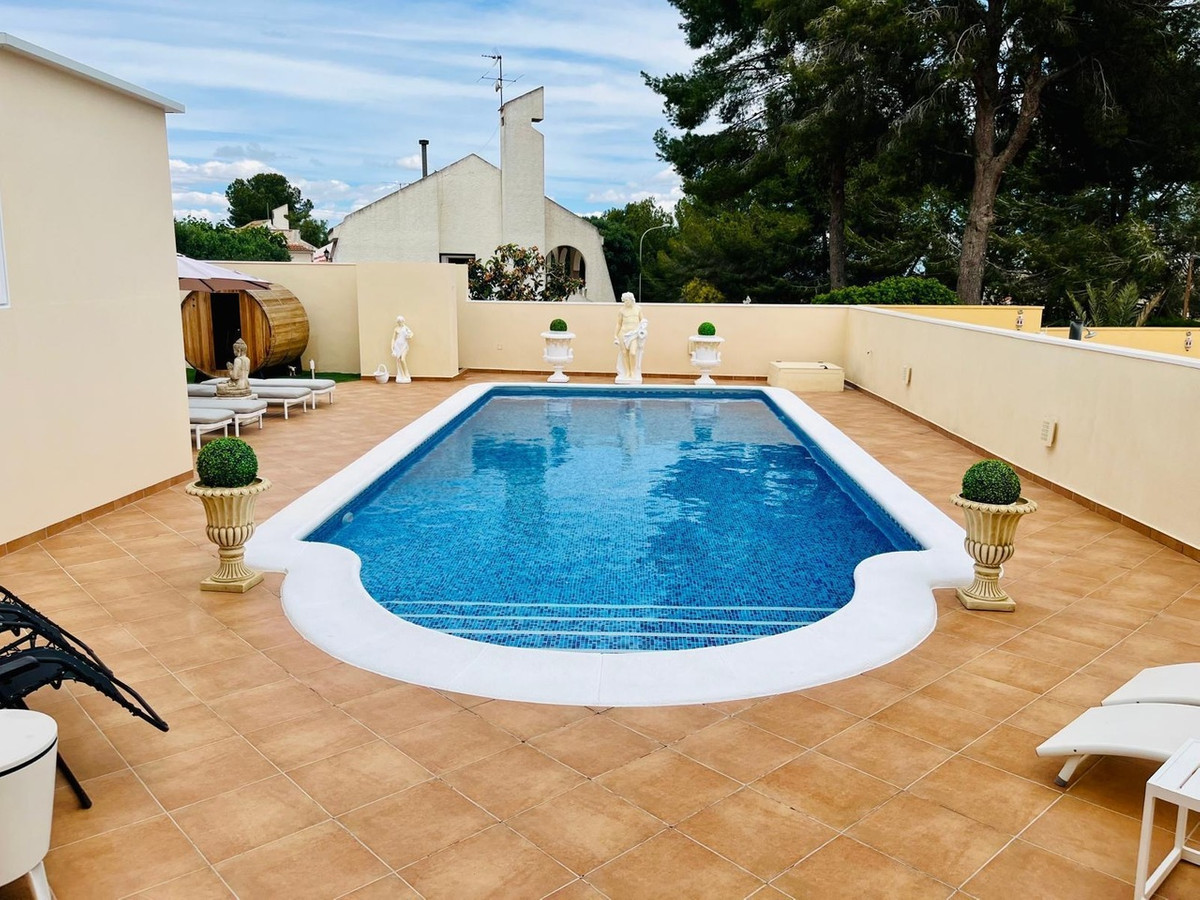 For sale - 4 Bedroom 3 Bathroom House - Detached Villa in San Miguel de Salinas - San Miguel de Salinas Centro  - Alicante