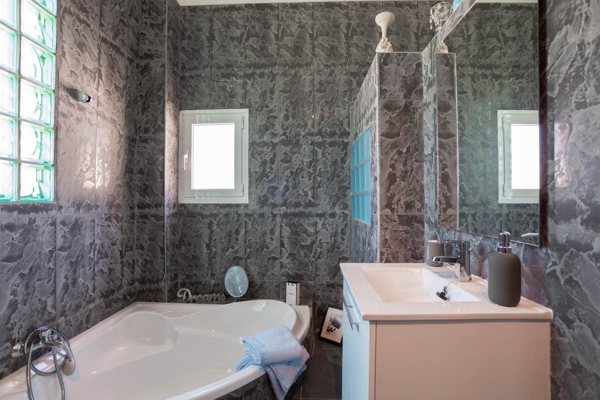 For sale - 4 Bedroom 3 Bathroom House - Detached Villa in San Miguel de Salinas - San Miguel de Salinas Centro  - Alicante