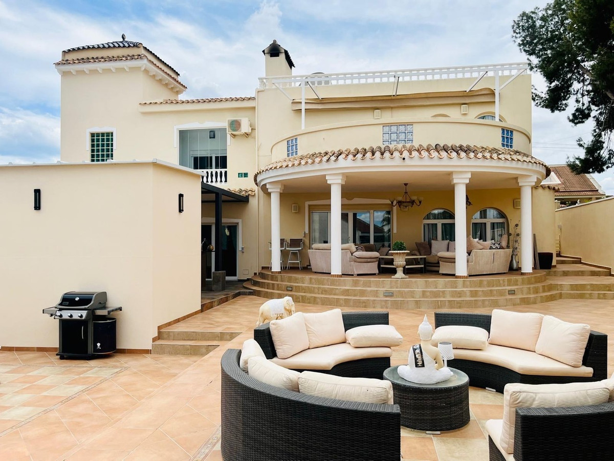 For sale - 4 Bedroom 3 Bathroom House - Detached Villa in San Miguel de Salinas - San Miguel de Salinas Centro  - Alicante