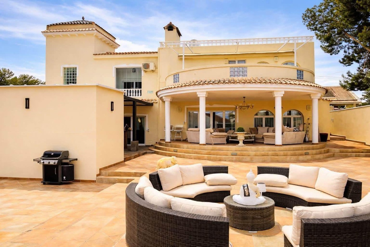 For sale - 4 Bedroom 3 Bathroom House - Detached Villa in San Miguel de Salinas - San Miguel de Salinas Centro  - Alicante