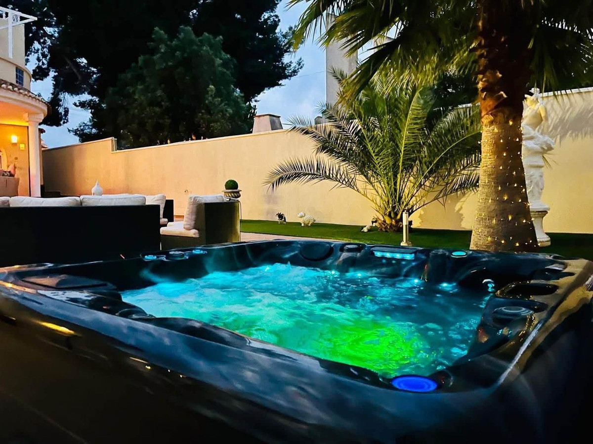 For sale - 4 Bedroom 3 Bathroom House - Detached Villa in San Miguel de Salinas - San Miguel de Salinas Centro  - Alicante