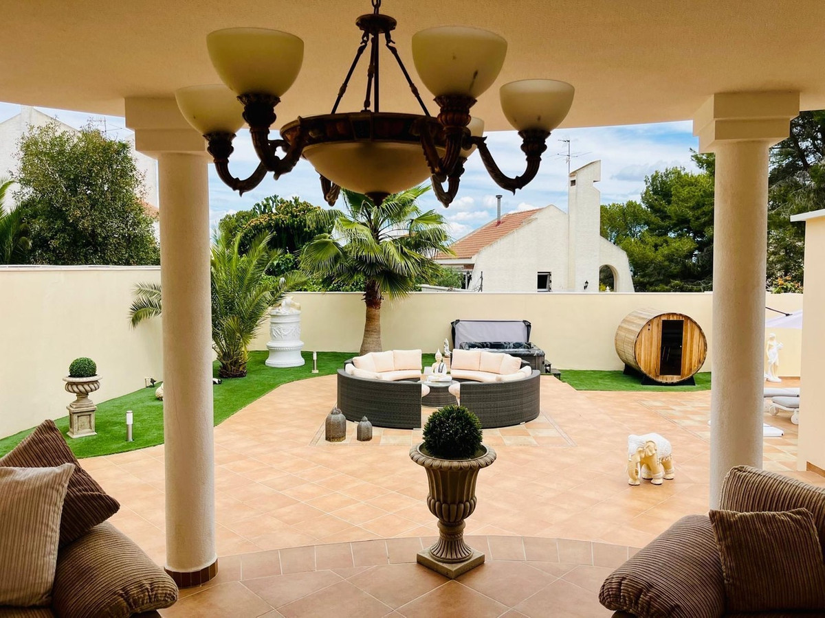 For sale - 4 Bedroom 3 Bathroom House - Detached Villa in San Miguel de Salinas - San Miguel de Salinas Centro  - Alicante