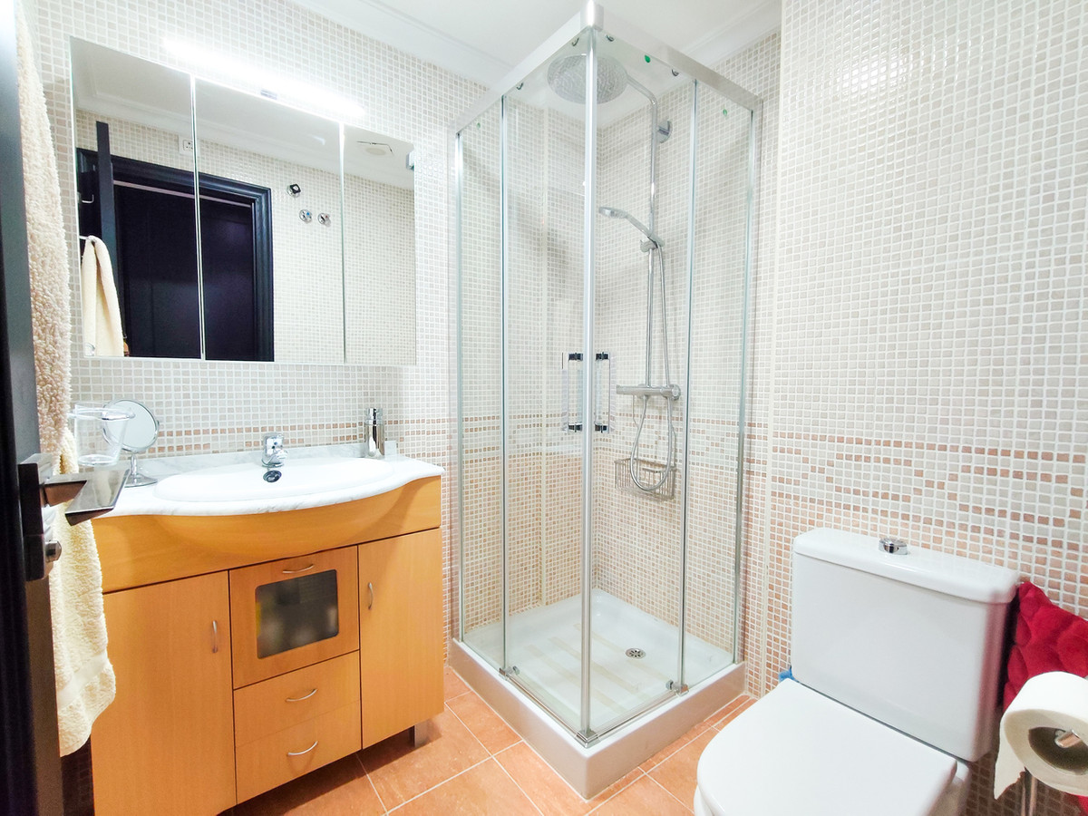 For sale - 3 Bedroom 2 Bathroom Apartment - Middle Floor Apartment in Torrevieja - Torrevieja Centro  - Alicante