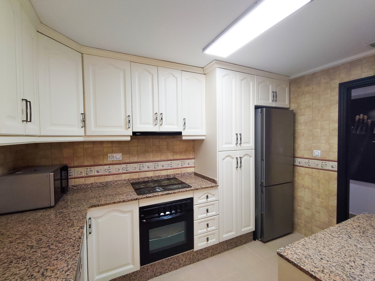 For sale - 3 Bedroom 2 Bathroom Apartment - Middle Floor Apartment in Torrevieja - Torrevieja Centro  - Alicante