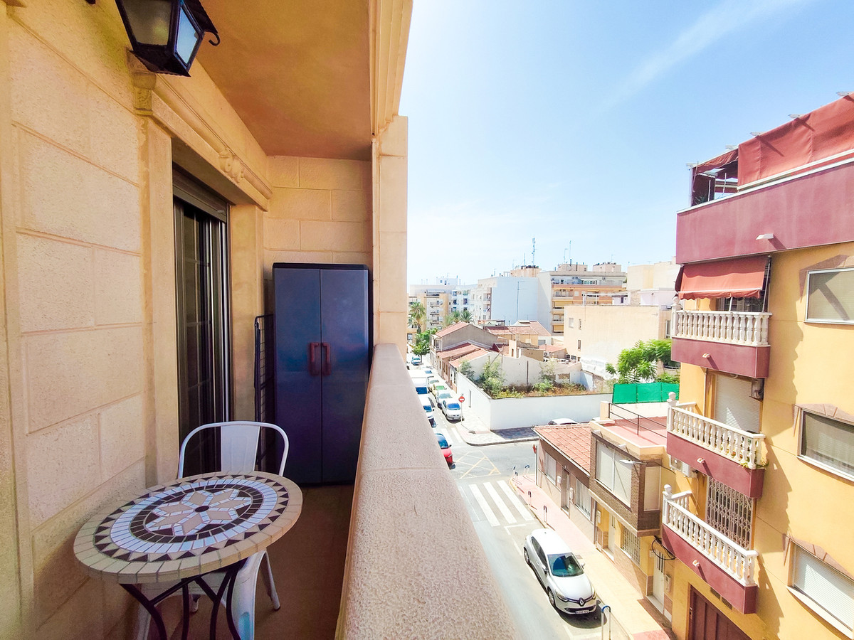 For sale - 3 Bedroom 2 Bathroom Apartment - Middle Floor Apartment in Torrevieja - Torrevieja Centro  - Alicante