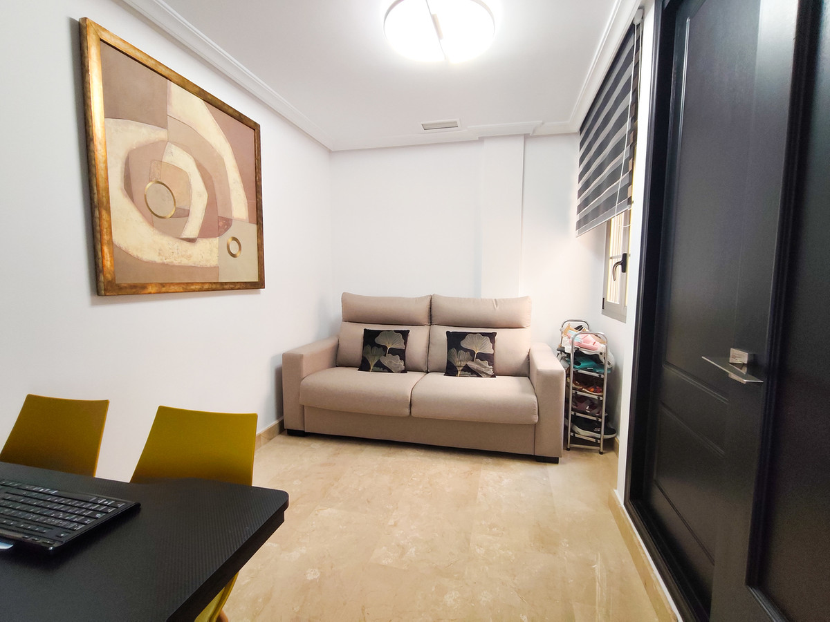For sale - 3 Bedroom 2 Bathroom Apartment - Middle Floor Apartment in Torrevieja - Torrevieja Centro  - Alicante