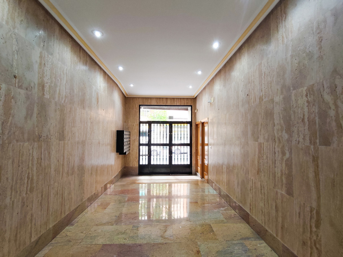 For sale - 3 Bedroom 2 Bathroom Apartment - Middle Floor Apartment in Torrevieja - Torrevieja Centro  - Alicante