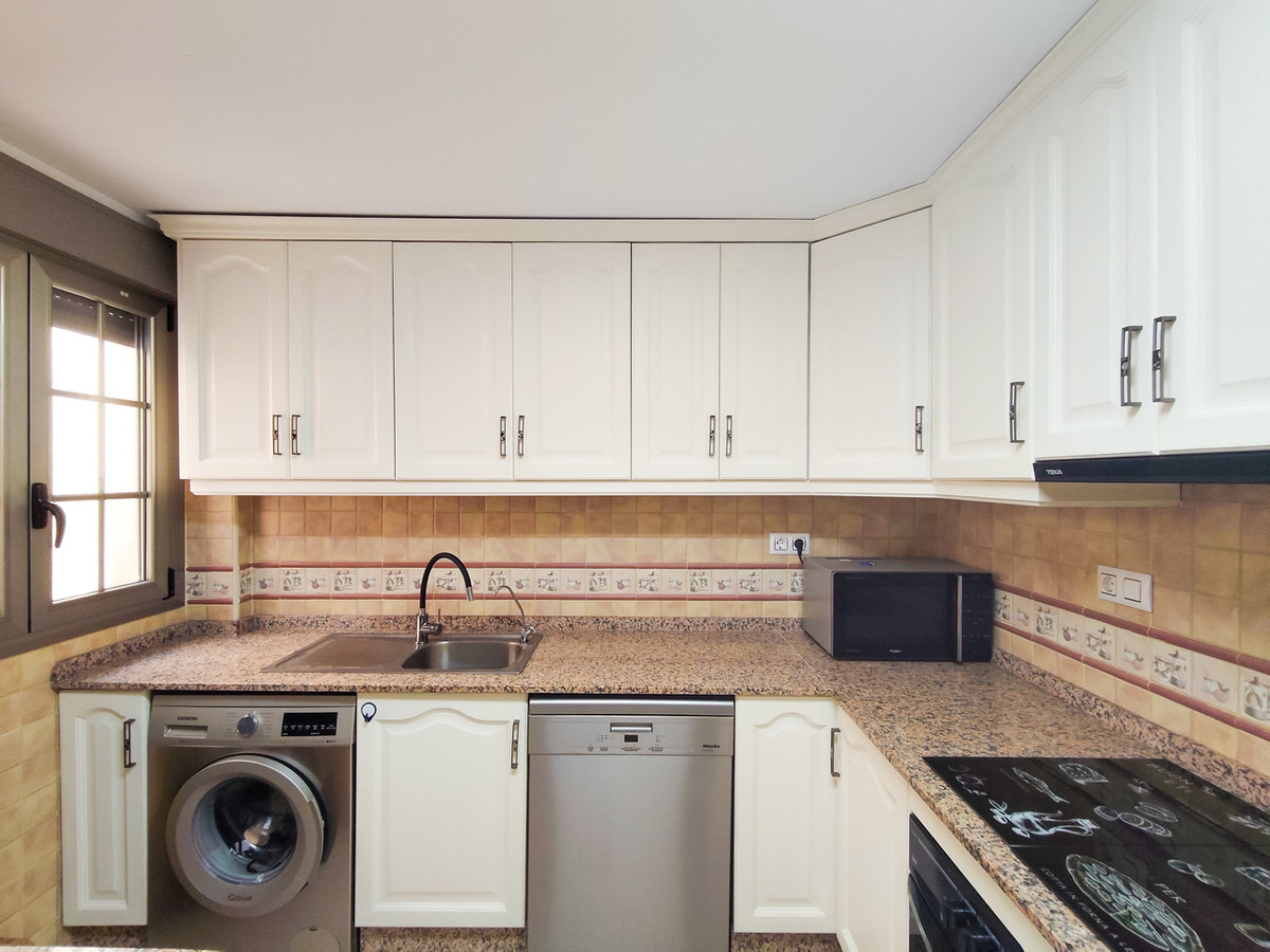 For sale - 3 Bedroom 2 Bathroom Apartment - Middle Floor Apartment in Torrevieja - Torrevieja Centro  - Alicante