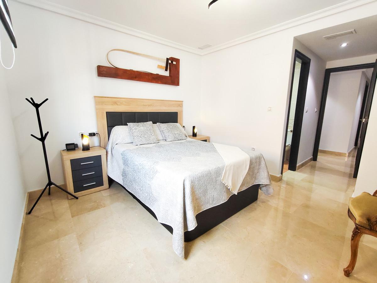 For sale - 3 Bedroom 2 Bathroom Apartment - Middle Floor Apartment in Torrevieja - Torrevieja Centro  - Alicante