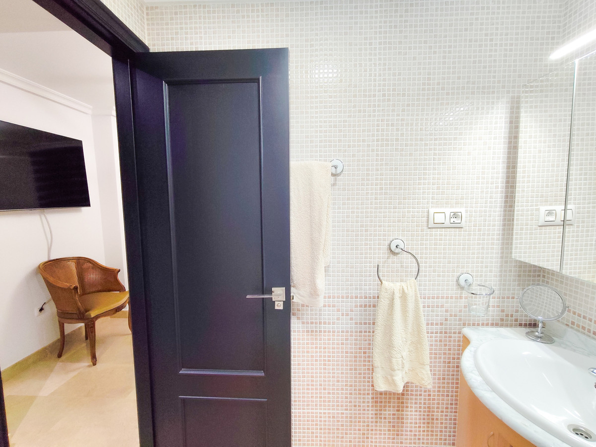 For sale - 3 Bedroom 2 Bathroom Apartment - Middle Floor Apartment in Torrevieja - Torrevieja Centro  - Alicante