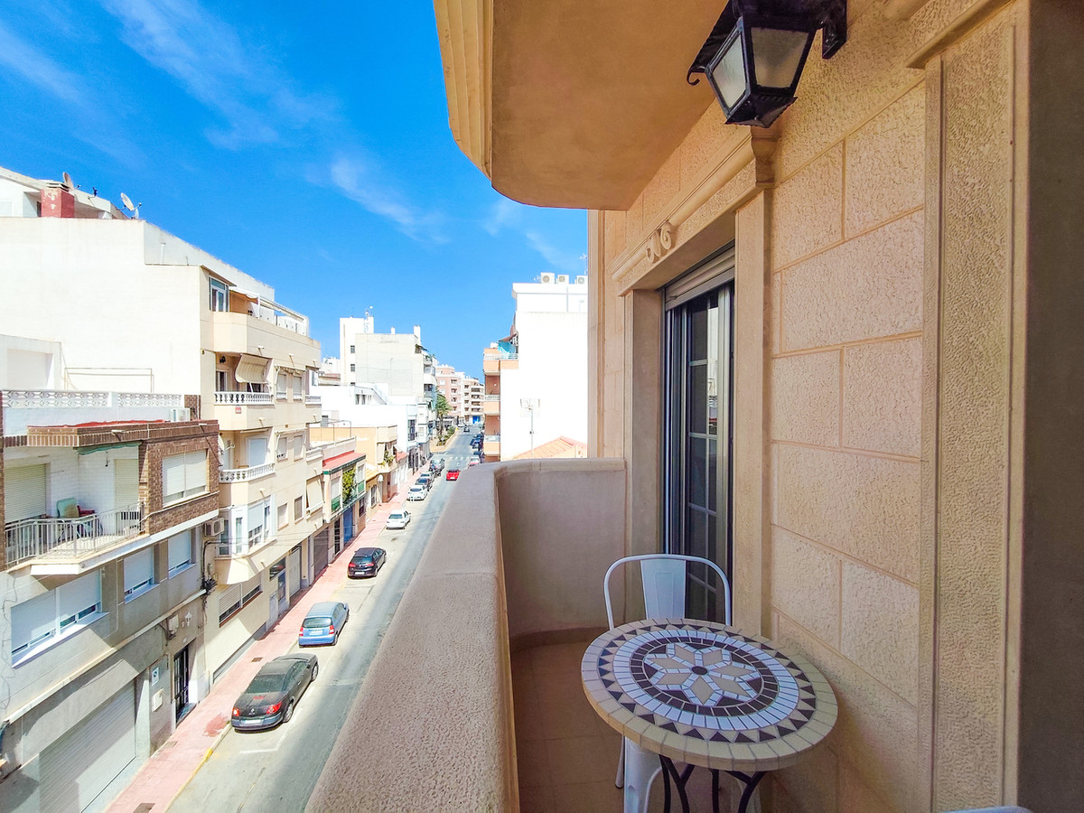 For sale - 3 Bedroom 2 Bathroom Apartment - Middle Floor Apartment in Torrevieja - Torrevieja Centro  - Alicante