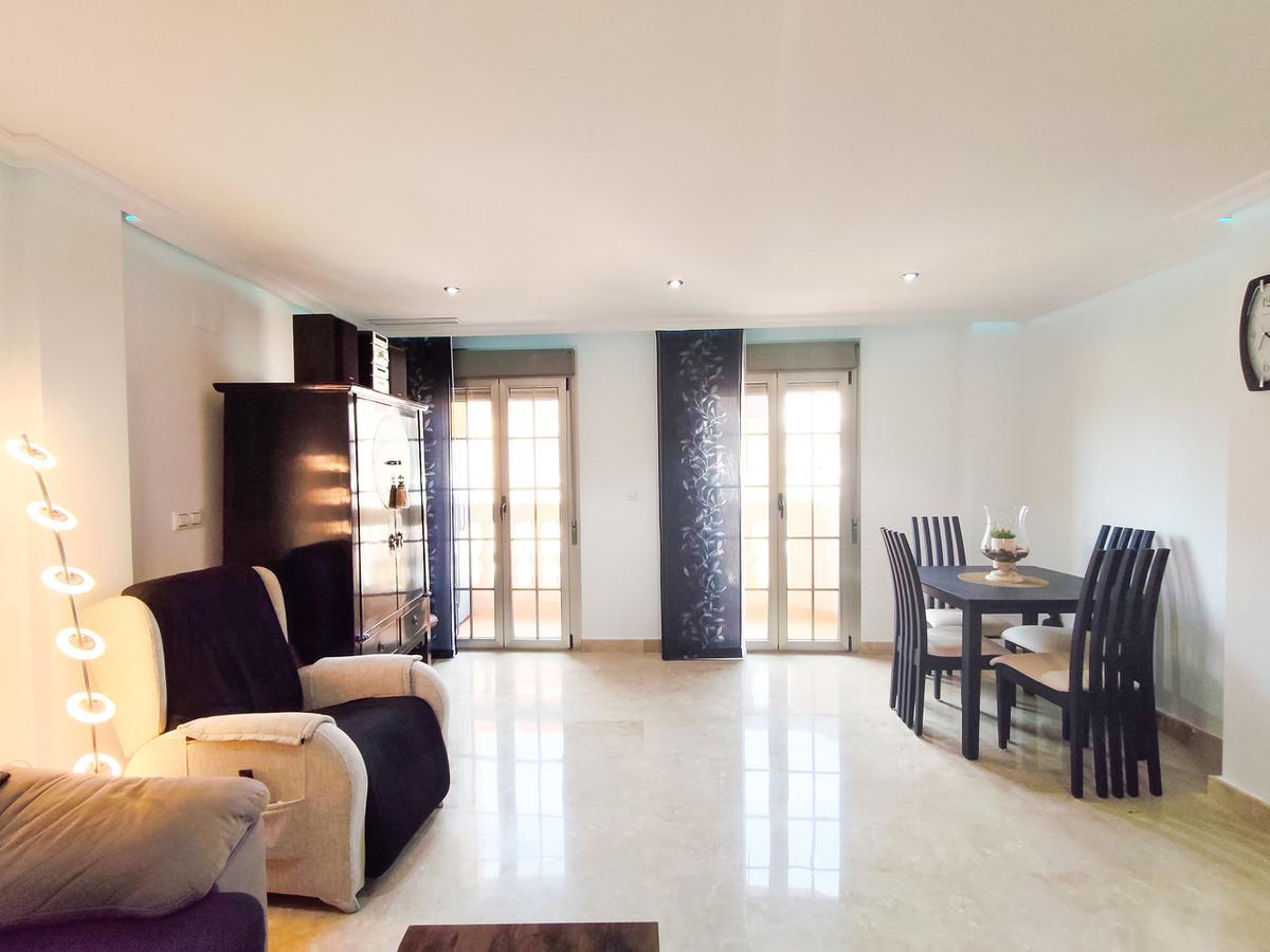 For sale - 3 Bedroom 2 Bathroom Apartment - Middle Floor Apartment in Torrevieja - Torrevieja Centro  - Alicante