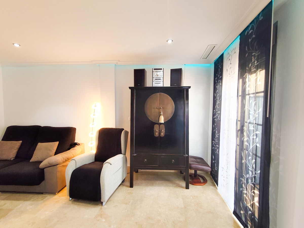 For sale - 3 Bedroom 2 Bathroom Apartment - Middle Floor Apartment in Torrevieja - Torrevieja Centro  - Alicante