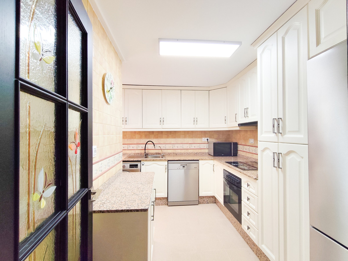 For sale - 3 Bedroom 2 Bathroom Apartment - Middle Floor Apartment in Torrevieja - Torrevieja Centro  - Alicante