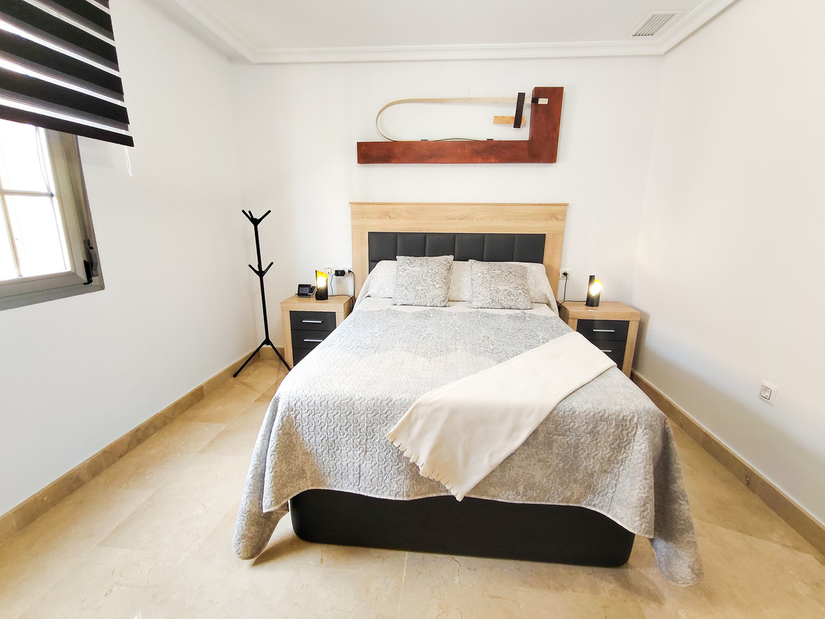 For sale - 3 Bedroom 2 Bathroom Apartment - Middle Floor Apartment in Torrevieja - Torrevieja Centro  - Alicante