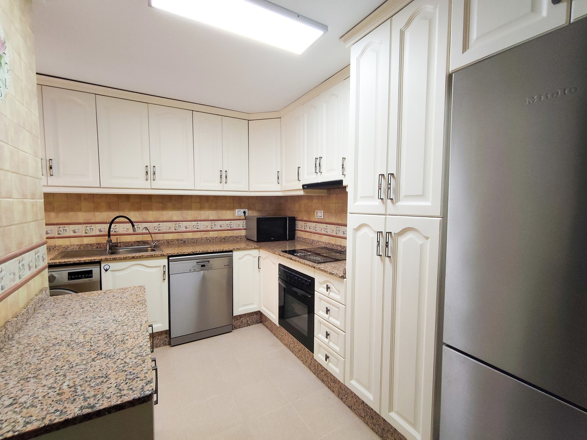 For sale - 3 Bedroom 2 Bathroom Apartment - Middle Floor Apartment in Torrevieja - Torrevieja Centro  - Alicante