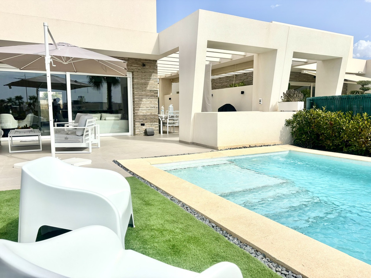 For sale - 4 Bedroom 2 Bathroom House - Detached Villa in Algorfa - La Finca Golf  - Alicante