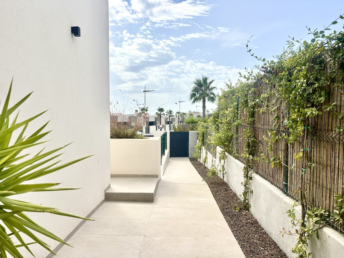 For sale - 4 Bedroom 2 Bathroom House - Detached Villa in Algorfa - La Finca Golf  - Alicante