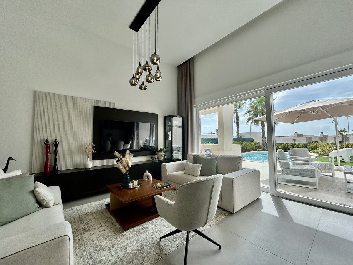 For sale - 4 Bedroom 2 Bathroom House - Detached Villa in Algorfa - La Finca Golf  - Alicante