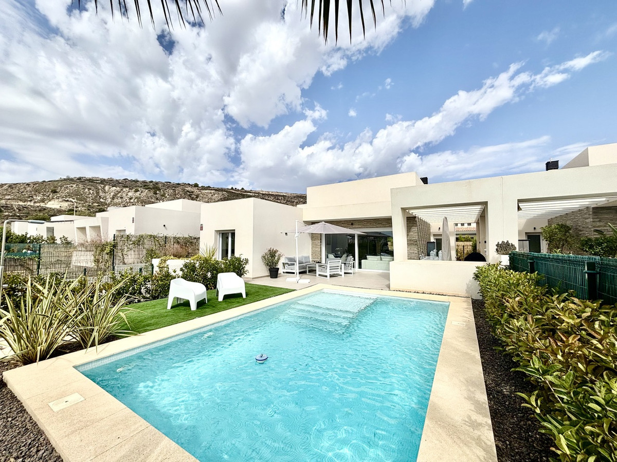 For sale - 4 Bedroom 2 Bathroom House - Detached Villa in Algorfa - La Finca Golf  - Alicante