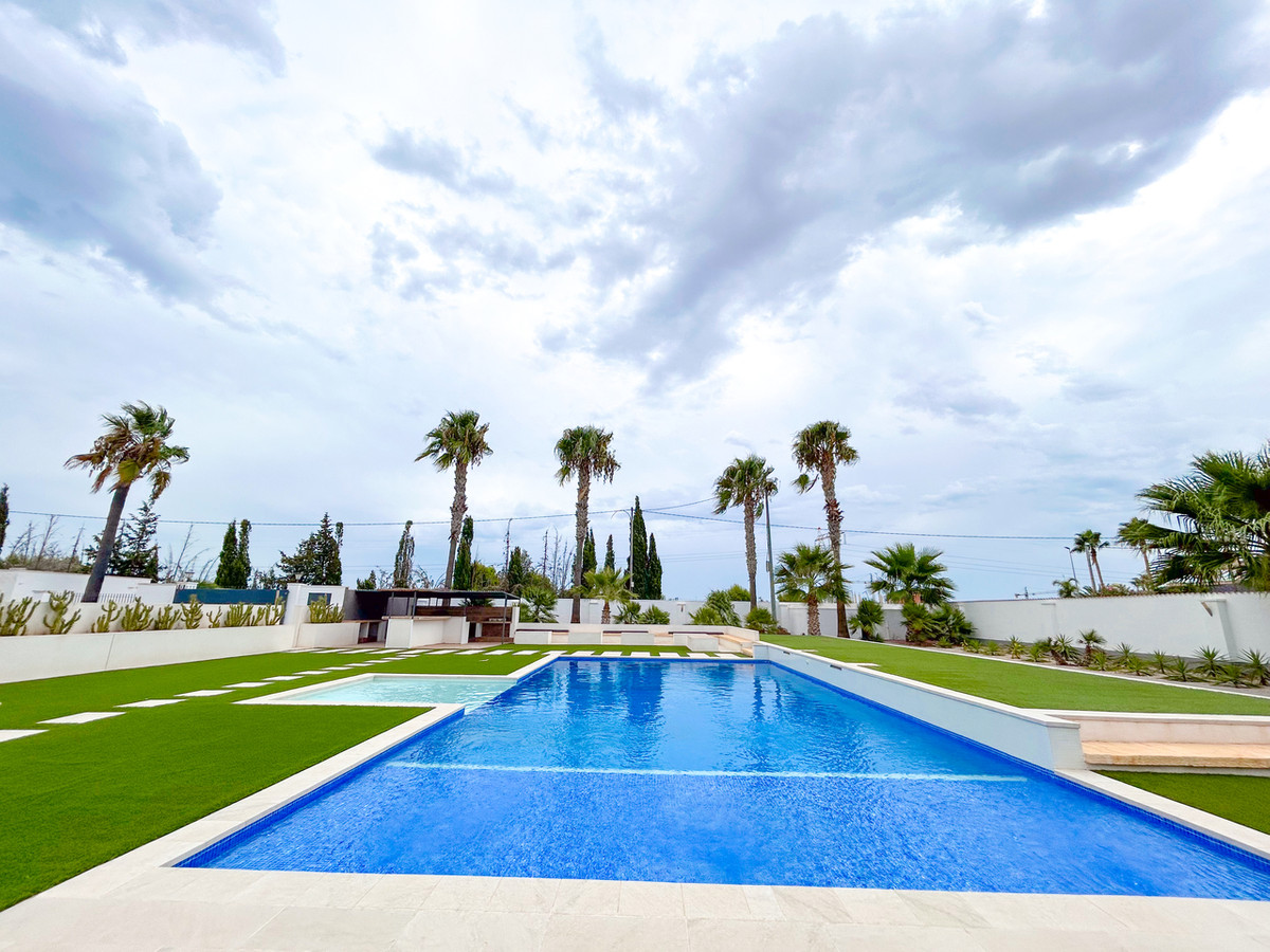 For sale - 8 Bedroom 4 Bathroom House - Detached Villa in Los Montesinos - Los Montesinos Centro  - Alicante