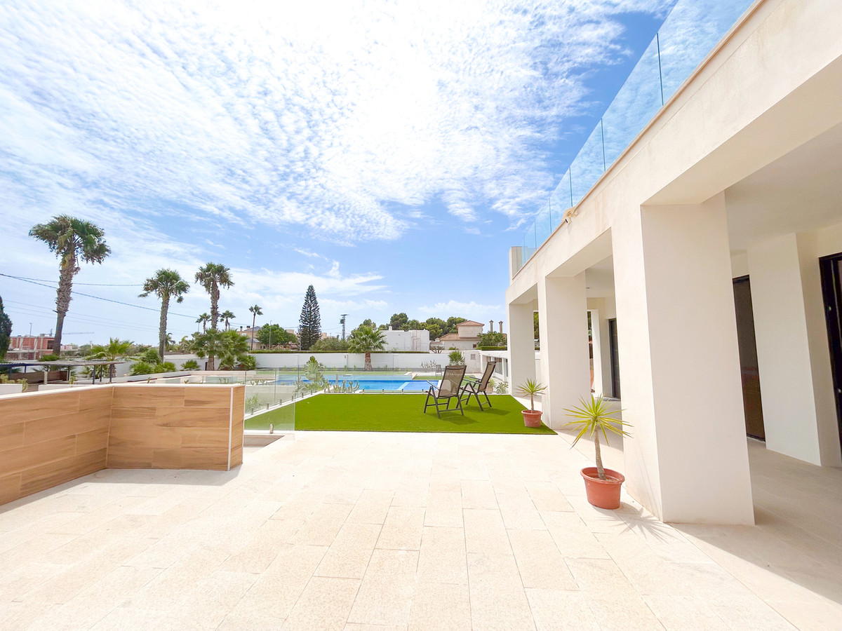 For sale - 8 Bedroom 4 Bathroom House - Detached Villa in Los Montesinos - Los Montesinos Centro  - Alicante