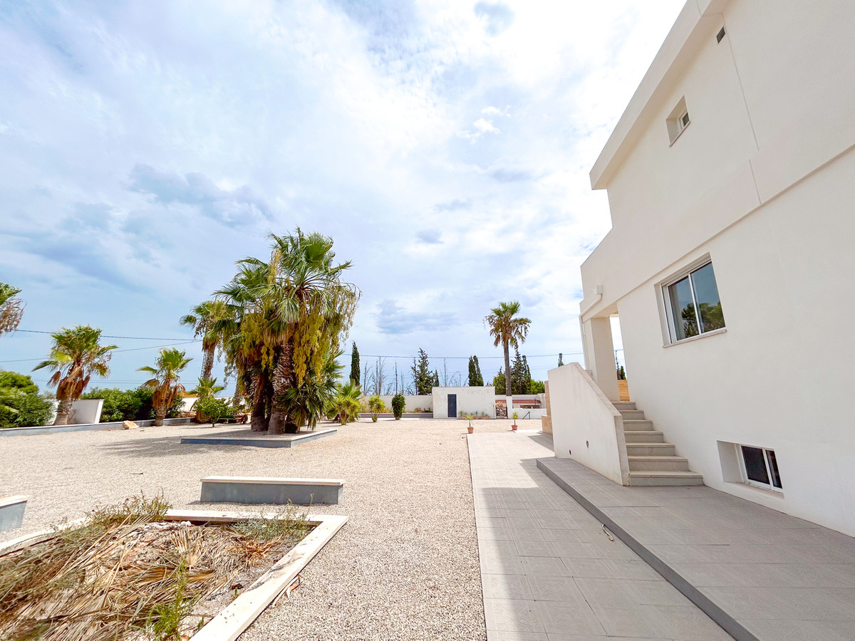 For sale - 8 Bedroom 4 Bathroom House - Detached Villa in Los Montesinos - Los Montesinos Centro  - Alicante
