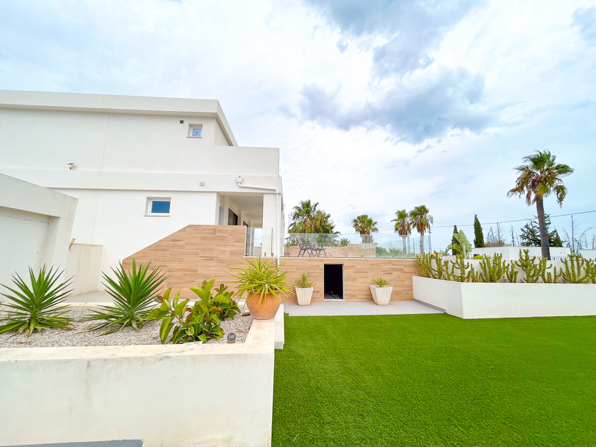 For sale - 8 Bedroom 4 Bathroom House - Detached Villa in Los Montesinos - Los Montesinos Centro  - Alicante