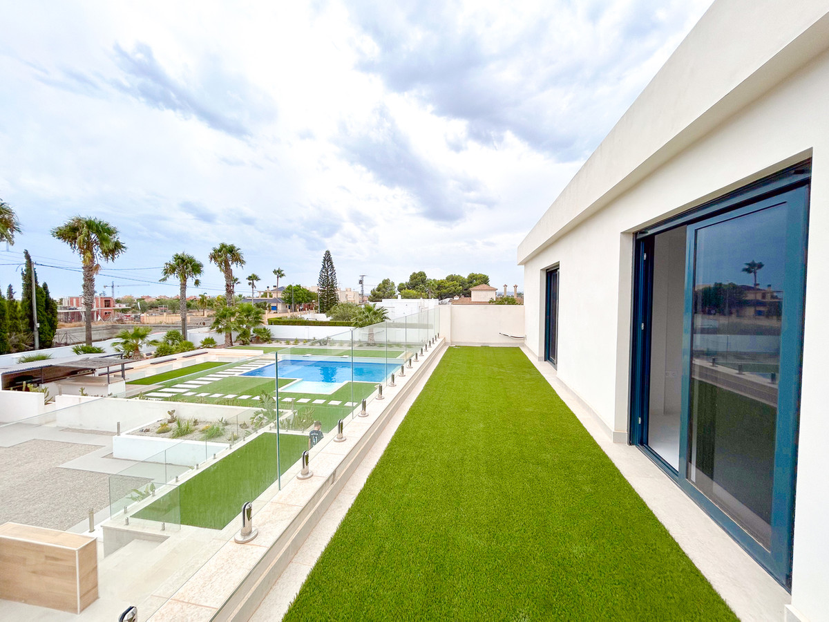 For sale - 8 Bedroom 4 Bathroom House - Detached Villa in Los Montesinos - Los Montesinos Centro  - Alicante