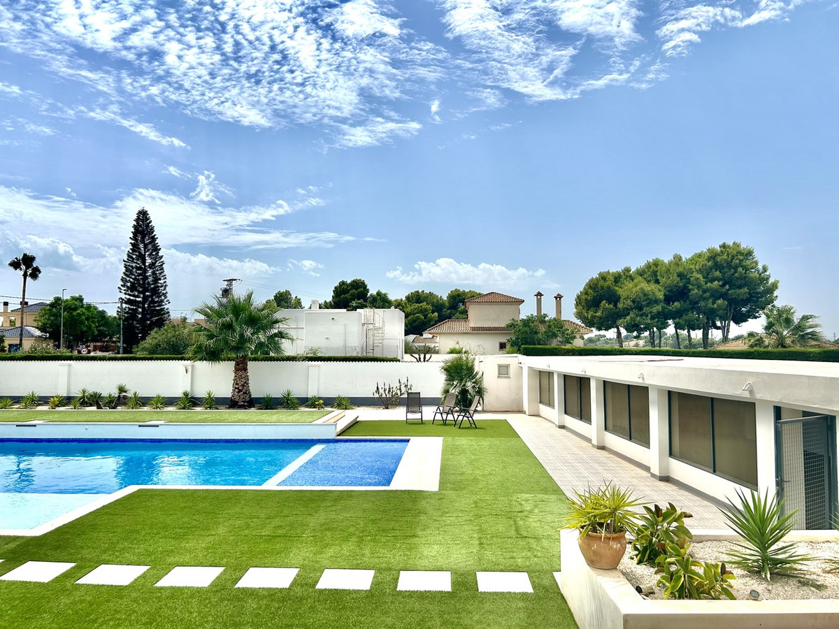 For sale - 8 Bedroom 4 Bathroom House - Detached Villa in Los Montesinos - Los Montesinos Centro  - Alicante