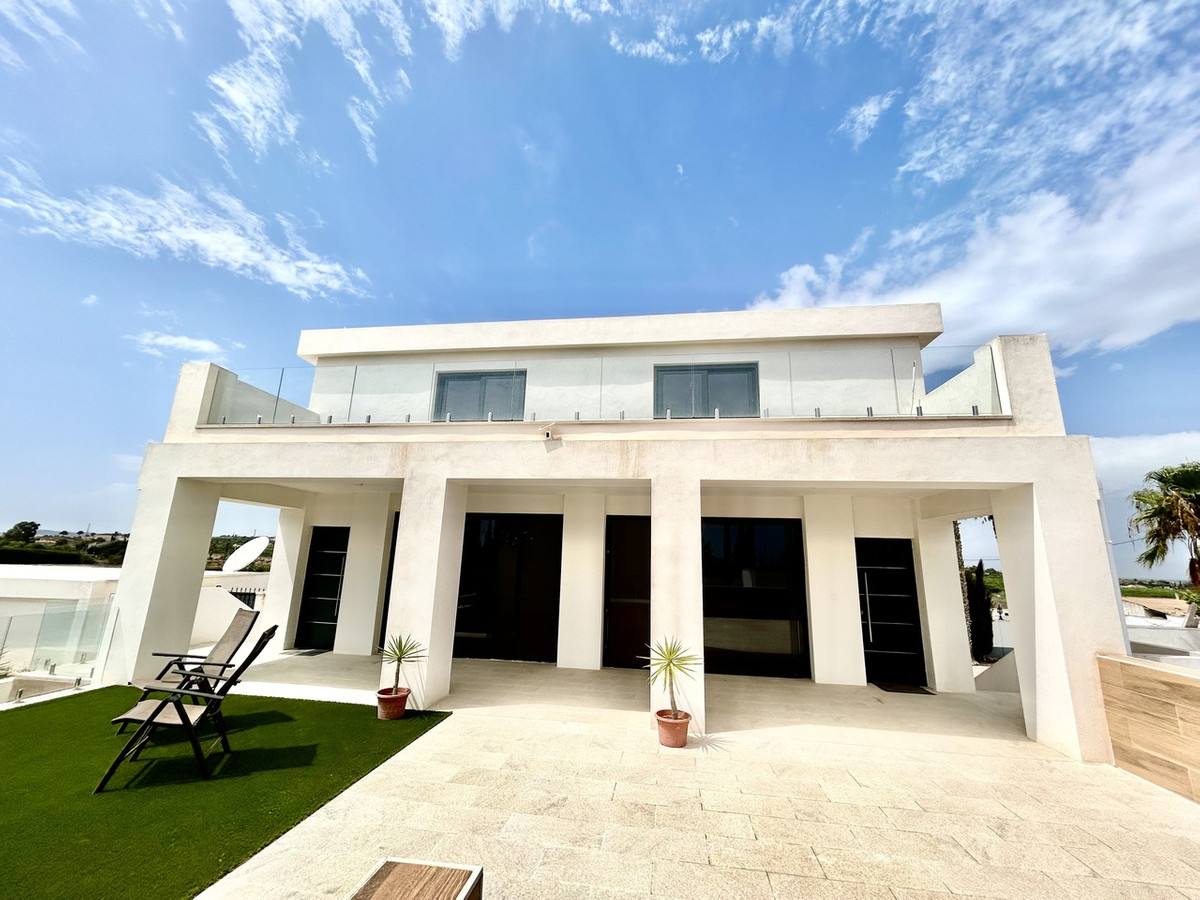 For sale - 8 Bedroom 4 Bathroom House - Detached Villa in Los Montesinos - Los Montesinos Centro  - Alicante