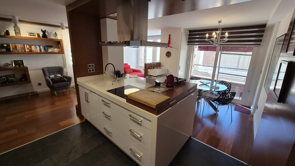 For sale - 4 Bedroom 2 Bathroom Apartment - Middle Floor Apartment in Torrevieja - Torrevieja Centro  - Alicante