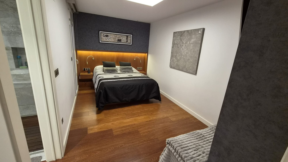 For sale - 4 Bedroom 2 Bathroom Apartment - Middle Floor Apartment in Torrevieja - Torrevieja Centro  - Alicante