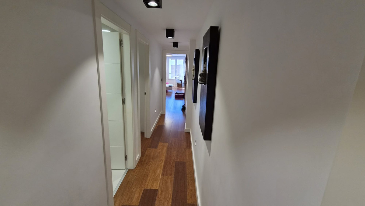 For sale - 4 Bedroom 2 Bathroom Apartment - Middle Floor Apartment in Torrevieja - Torrevieja Centro  - Alicante