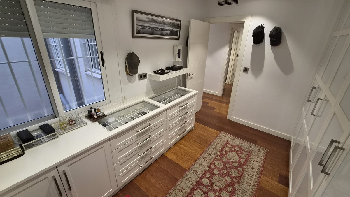 For sale - 4 Bedroom 2 Bathroom Apartment - Middle Floor Apartment in Torrevieja - Torrevieja Centro  - Alicante