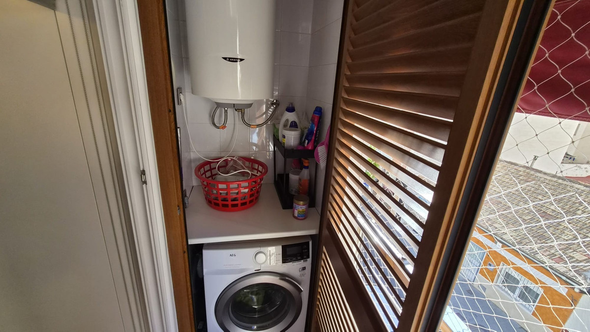 For sale - 4 Bedroom 2 Bathroom Apartment - Middle Floor Apartment in Torrevieja - Torrevieja Centro  - Alicante