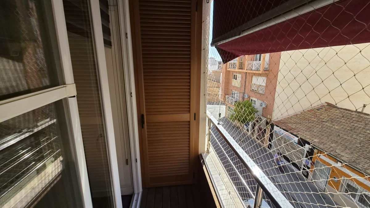 For sale - 4 Bedroom 2 Bathroom Apartment - Middle Floor Apartment in Torrevieja - Torrevieja Centro  - Alicante