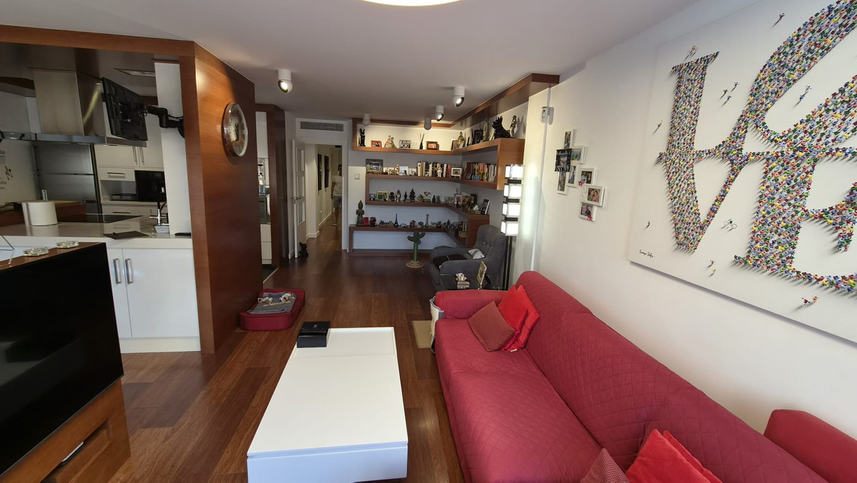 For sale - 4 Bedroom 2 Bathroom Apartment - Middle Floor Apartment in Torrevieja - Torrevieja Centro  - Alicante