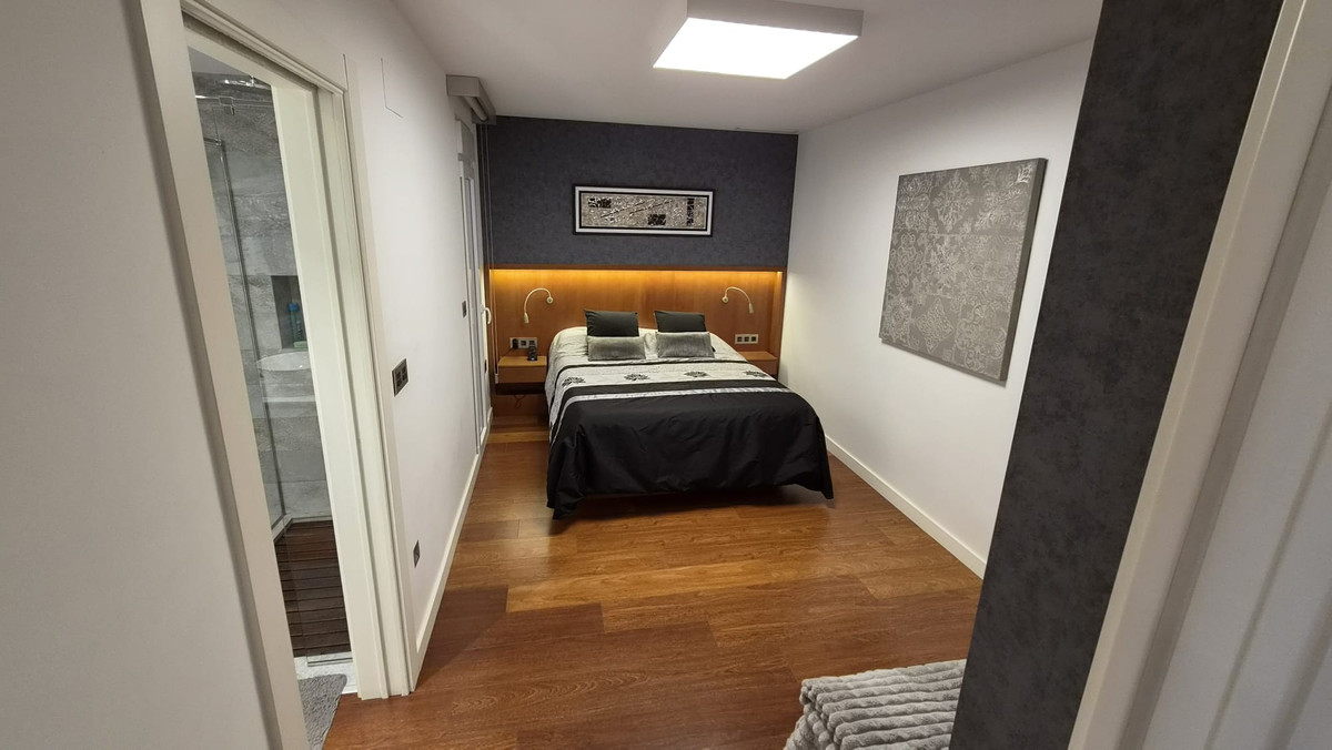 For sale - 4 Bedroom 2 Bathroom Apartment - Middle Floor Apartment in Torrevieja - Torrevieja Centro  - Alicante