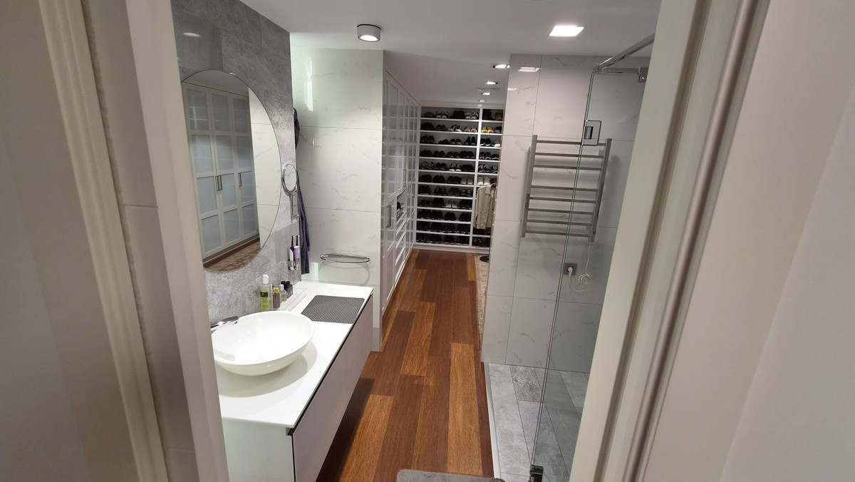 For sale - 4 Bedroom 2 Bathroom Apartment - Middle Floor Apartment in Torrevieja - Torrevieja Centro  - Alicante