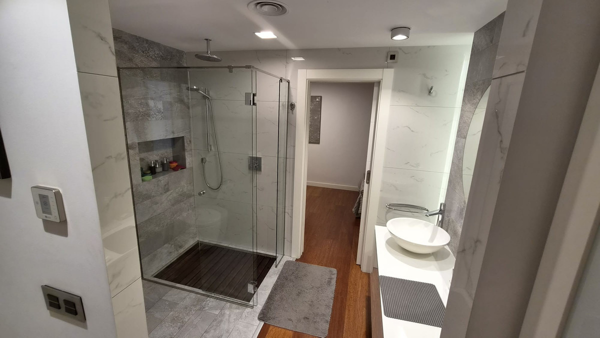 For sale - 4 Bedroom 2 Bathroom Apartment - Middle Floor Apartment in Torrevieja - Torrevieja Centro  - Alicante