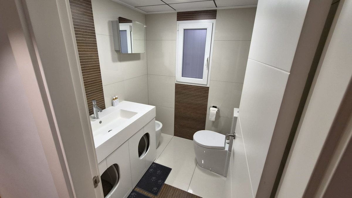 For sale - 4 Bedroom 2 Bathroom Apartment - Middle Floor Apartment in Torrevieja - Torrevieja Centro  - Alicante