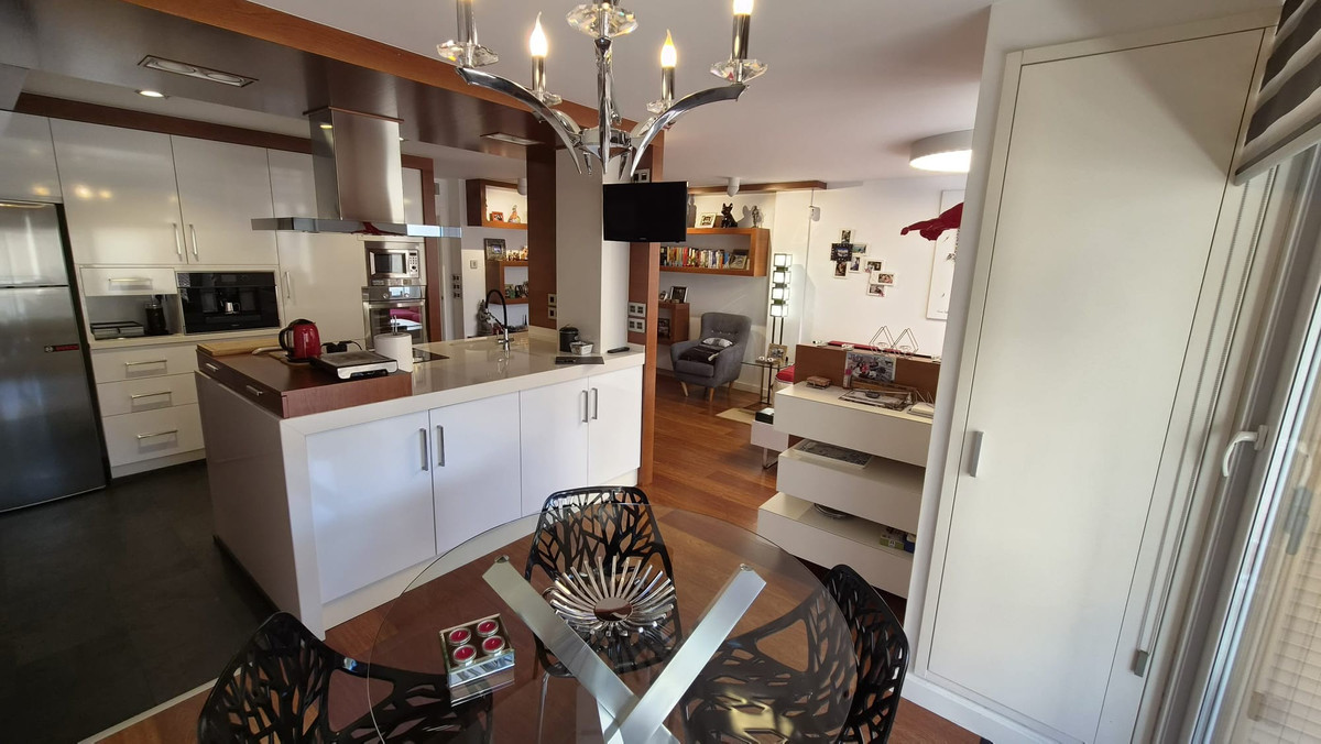 For sale - 4 Bedroom 2 Bathroom Apartment - Middle Floor Apartment in Torrevieja - Torrevieja Centro  - Alicante